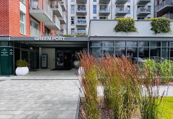 Green Port Pink&Blue Ko  obrzeg Podczele basen si  ownia sauny kominek sala zabaw allows 18 year olds to book a room