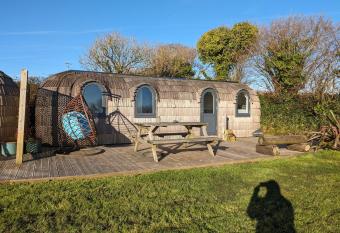 Clotted Cream -Lydcott Glamping, Cornish Sea Views has Balcony rooms