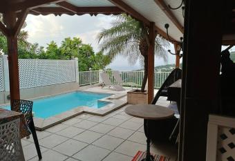 Villa de 2 chambres avec vue sur la mer piscine privee et jardin clos a Vieux Habitants a 2 km de la plage has Balcony rooms