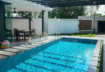 AquaLuxe Hideout    Netflix/Private KTV/Pool/Movie    has rooms with a private hot tub