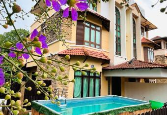 Relaxed Family Home by StayCo - Quiet Neighbourhood has Balcony rooms