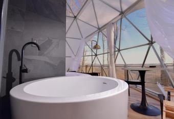 Tranquility Luxe Dome - Hot Tub & Luxury Amenities has rooms with a private hot tub