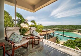 Casa Volare - Contemporary Oceanfront Villa has Balcony rooms
