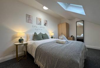 Cosy, Charming 2-Bedroom Oasis allows 18 year olds to book a room