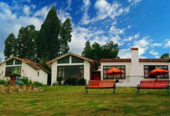 Hotel Caba  as San Cayetano has rooms with a private hot tub