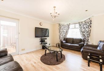 Lovely detached house allows 18 year olds to book a room