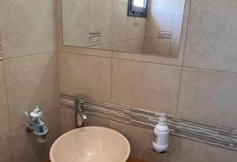 NUESTRO LUGAR EN EL MUNDO has rooms with a private hot tub