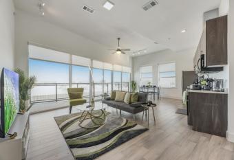 Contemporary 2BR I Gym I Parking I Workspace allows 18 year olds to book a room