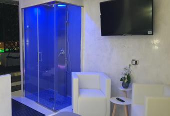 Residence Villa Rosa dei Venti has rooms with a private hot tub