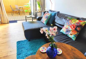 Modern Central Brighton patio flat - free parking! has Balcony rooms