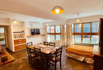 Peatonal Suites Paran   has rooms with a private hot tub