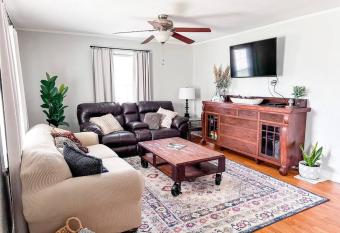 The Grate House - 1940s Charm - Fresh Remodel has Balcony rooms