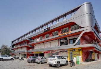 OYO HOTEL BHAVYA Palace allows 18 year olds to book a room