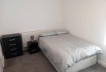 Ensuite Double-bed (E3) close to Burnley city centre allows 18 year olds to book a room
