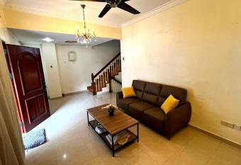 Private House in the heart of Penang has Balcony rooms