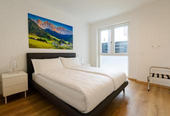 Mine House Hill has Balcony rooms