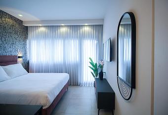 Laura Residence - Modern Studios allows 18 year olds to book a room