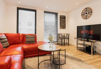 Smart & modern Chester city-centre flat - Sleeps 2 has Balcony rooms