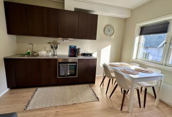 Modern Central Apartment Apt 204 allows 18 year olds to book a room