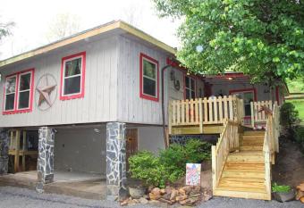 Horse Shoe Cottage: access to the bison ranch has rooms with a private hot tub