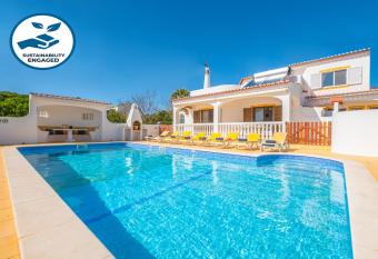 Villa Renaissance by Algarve Vacation allows 18 year olds to book a room