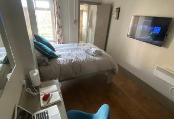 Quiet cosy apartment allows 18 year olds to book a room