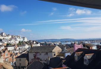 Stunning Penthouse views to harbour with parking. allows 18 year olds to book a room