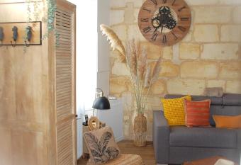 Authentique   choppe bordelaise allows 18 year olds to book a room