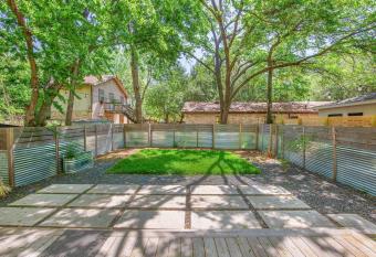 2 BR 3 BD Popular House by Austin Downtown and 6th Street has rooms with a private hot tub