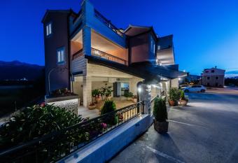 San Mihael luxury rooms 2 has Balcony rooms