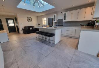 city centre - 2 bed house, parking for 2 has Balcony rooms