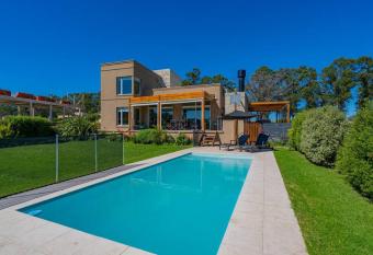 Espectacular casa de verano! has rooms with a private hot tub