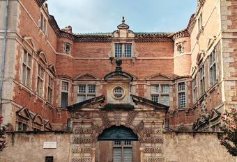 Appartement Bulle d antan, avec Jacuzzi 2 places - Monument class   historique - Centre ville - Parking gratuit - Entr  e autonome - Netflix allows 18 year olds to book a room