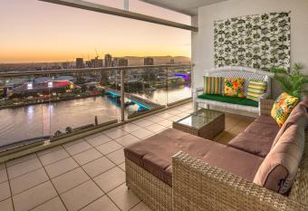 Luxury Oasis with Indulgent River Views has rooms with a private hot tub