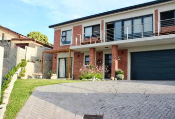 Immer lacht allows 18 year olds to book a room