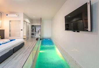 The Secret Garden Pool Villa Phuket has rooms with a private hot tub