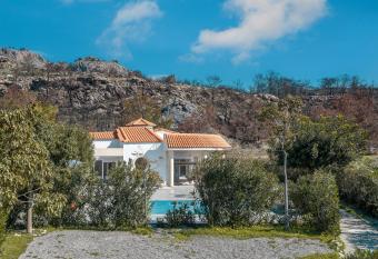 Lazarus Villa Glistra allows 18 year olds to book a room