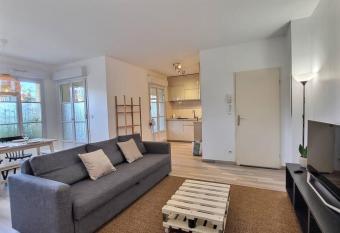 Le Cocon de la Garonne*Disney*Val D Europe*Paris* has Balcony rooms