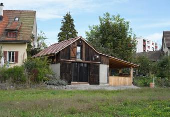 Tiny House Chez Claudine with Garden, Workspace, Netflix, free Parking & Wifi allows 18 year olds to book a room