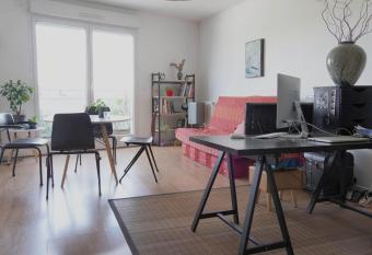 Very bright cocoon with balcony in Saint-Denis has Balcony rooms