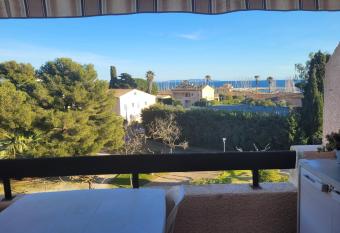 studio belle vue has Balcony rooms