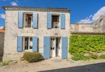 Isatis has Balcony rooms