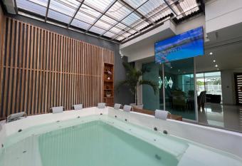 Lujosa Casa con jacuzzi CastilloGrande has rooms with a private hot tub