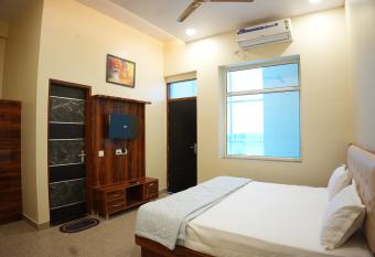 HOTEL GHOOMAR PALACE has rooms with a private hot tub