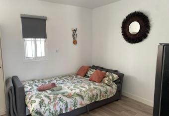 ESTUDIO CON TERRAZA CHILL allows 18 year olds to book a room