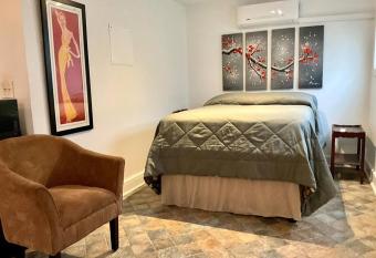 Charming Studio in the Heart of Springfield has Balcony rooms