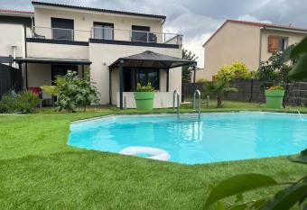 Maison enti  re has rooms with a private hot tub