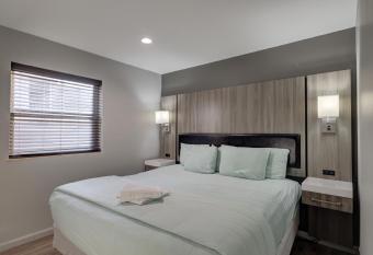 Maplewood Place has Balcony rooms