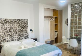 Patio de Los Barberos 3 allows 18 year olds to book a room