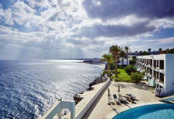 Luxurious Ocean Front holiday home has Balcony rooms